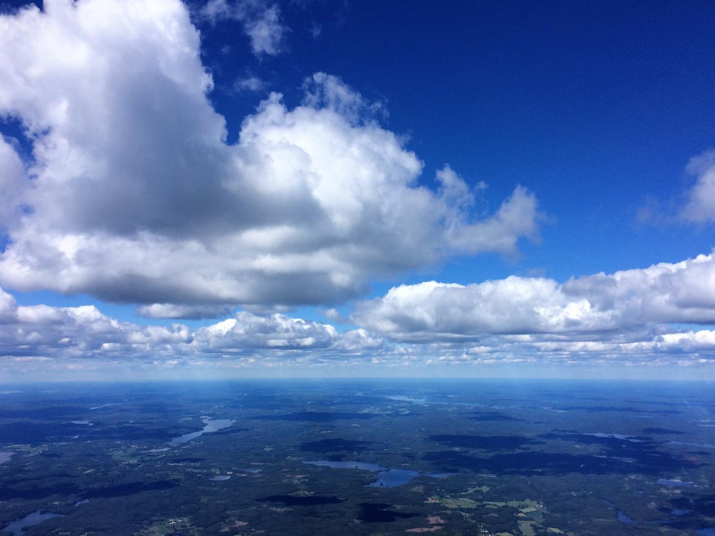 Skov, søer og cumulus så langt øjet rækker